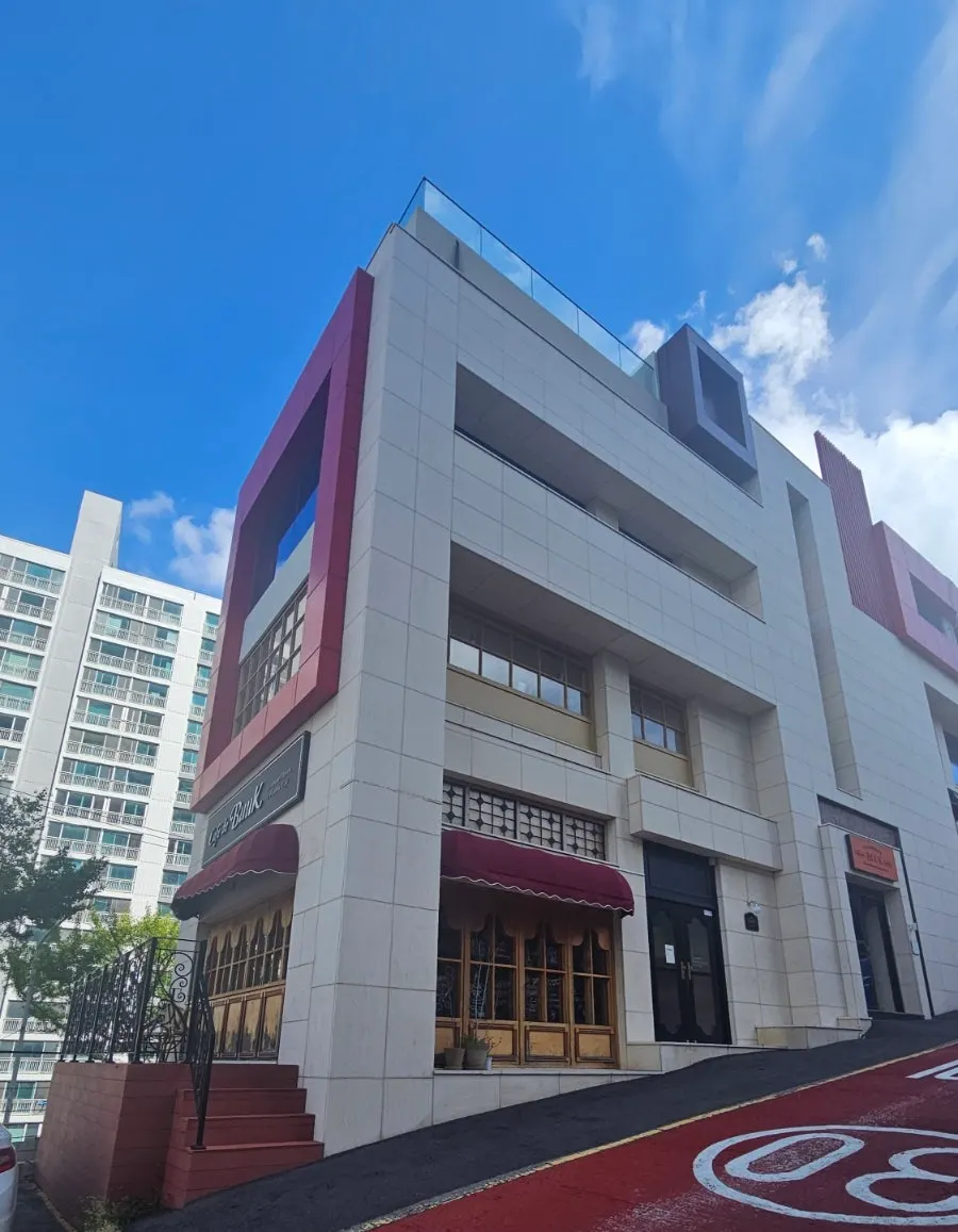 Bueokgan Haeundae Branch building at the start of Dalmaji-gil