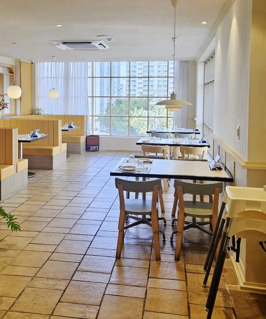 Spacious open interior of Bueokgan Haeundae Branch