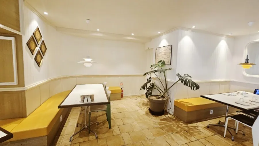 Variety of seating arrangements at Bueokgan Haeundae Branch
