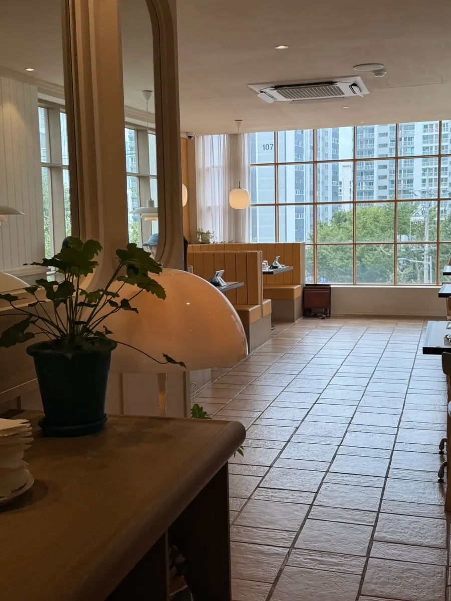 Interior of Bueokgan Haeundae Branch with widely spaced tables