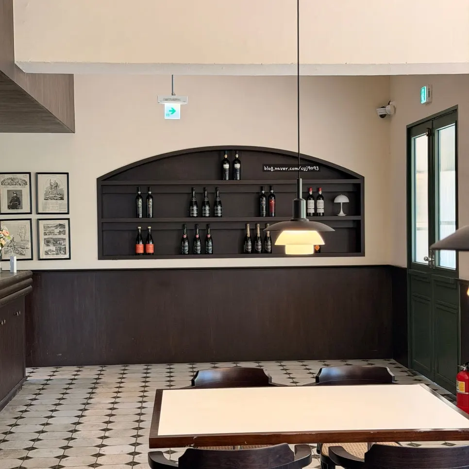 Interior of the 2nd-floor hall at Bueokgan Haeundae Branch