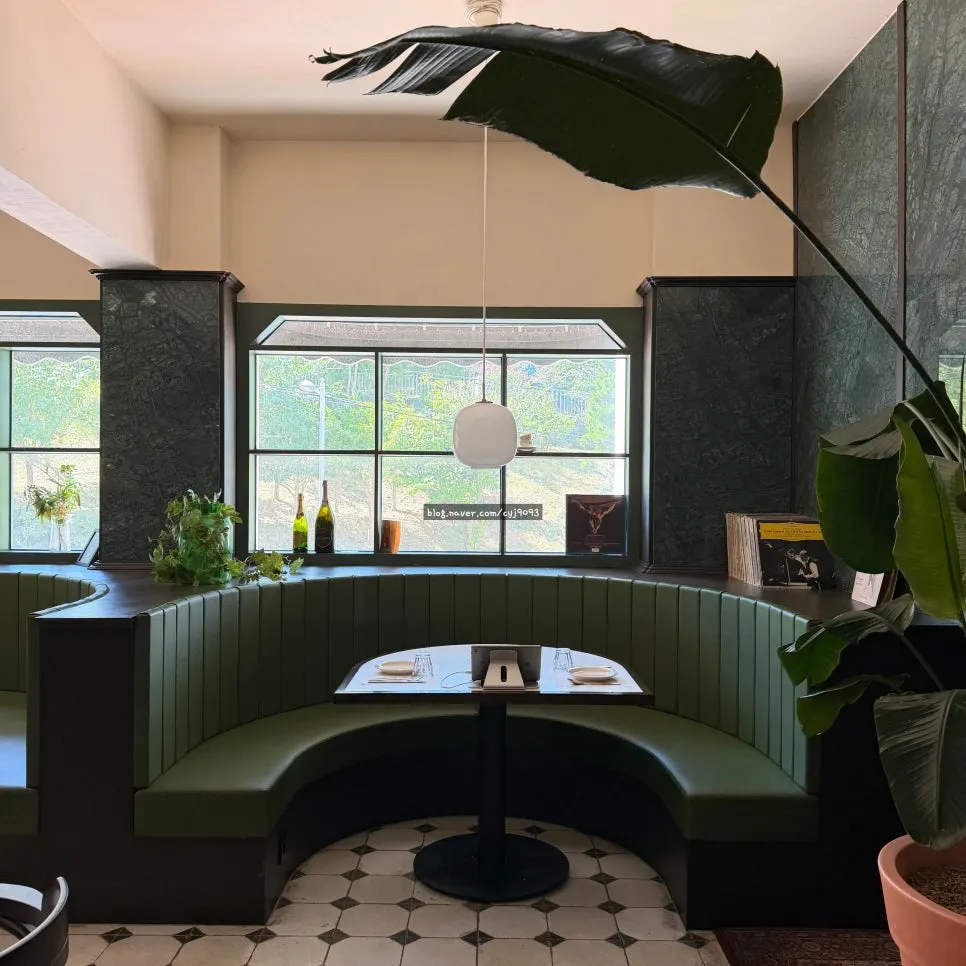 Luxurious interior decor at Bueokgan Haeundae Branch