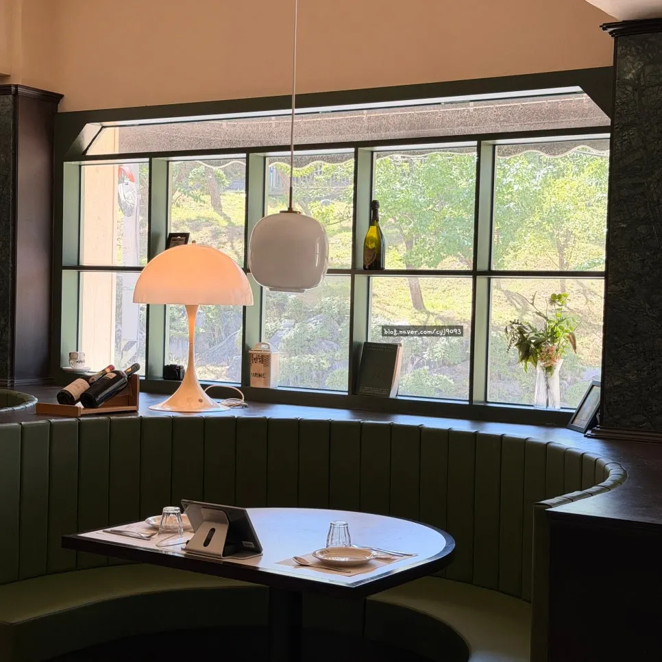 Deep green European-style seating area