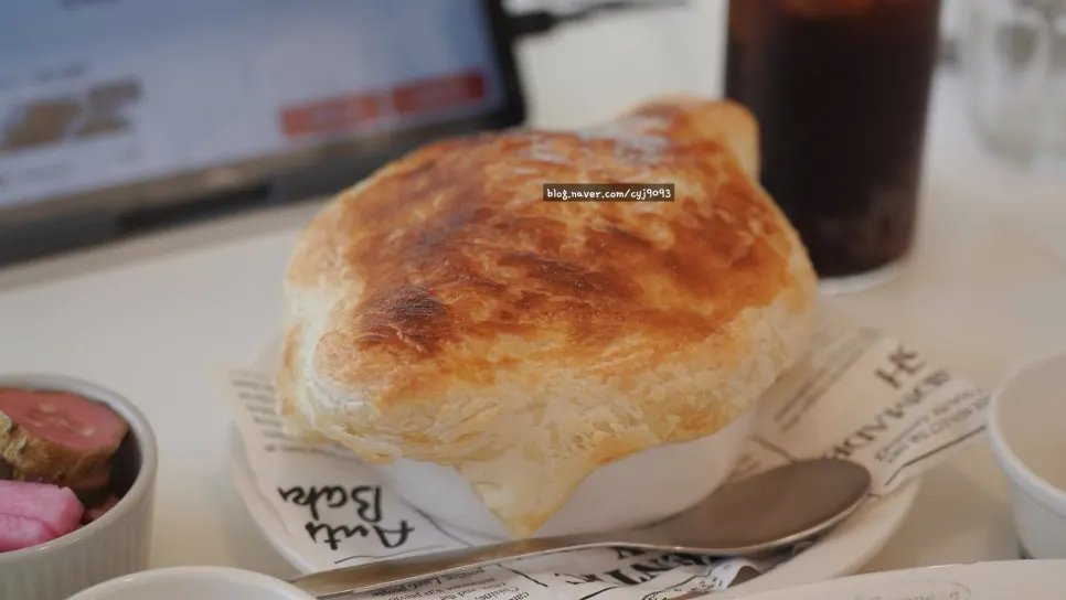 Bueokgan's signature pastry soup