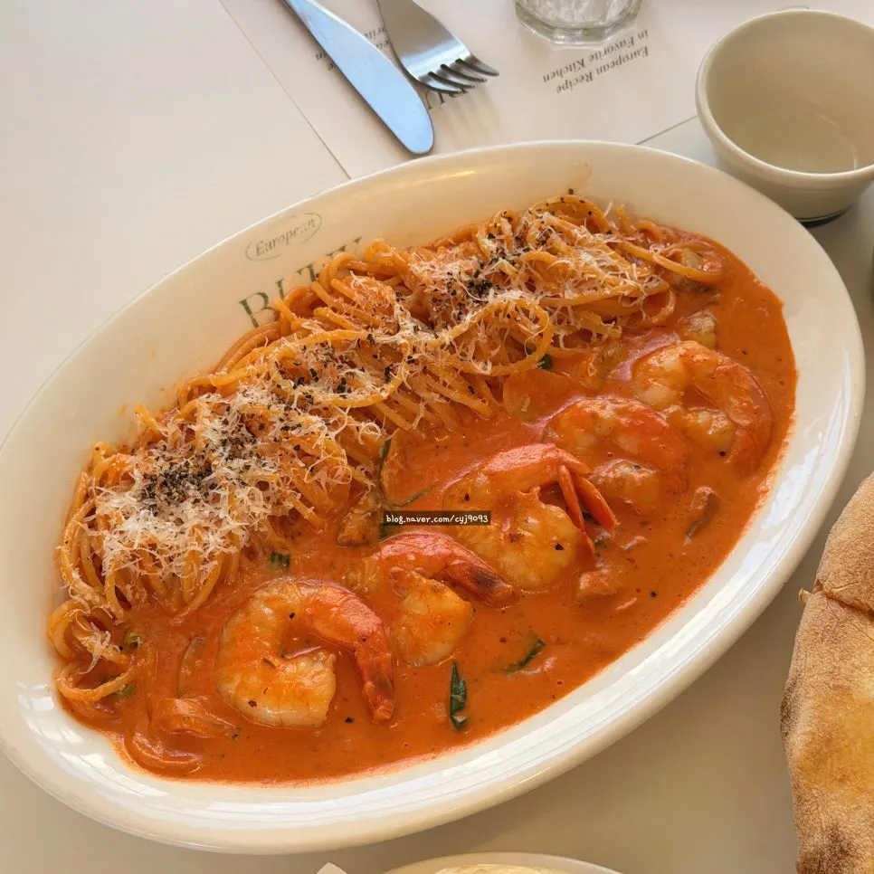 A plate of shrimp rosé pasta