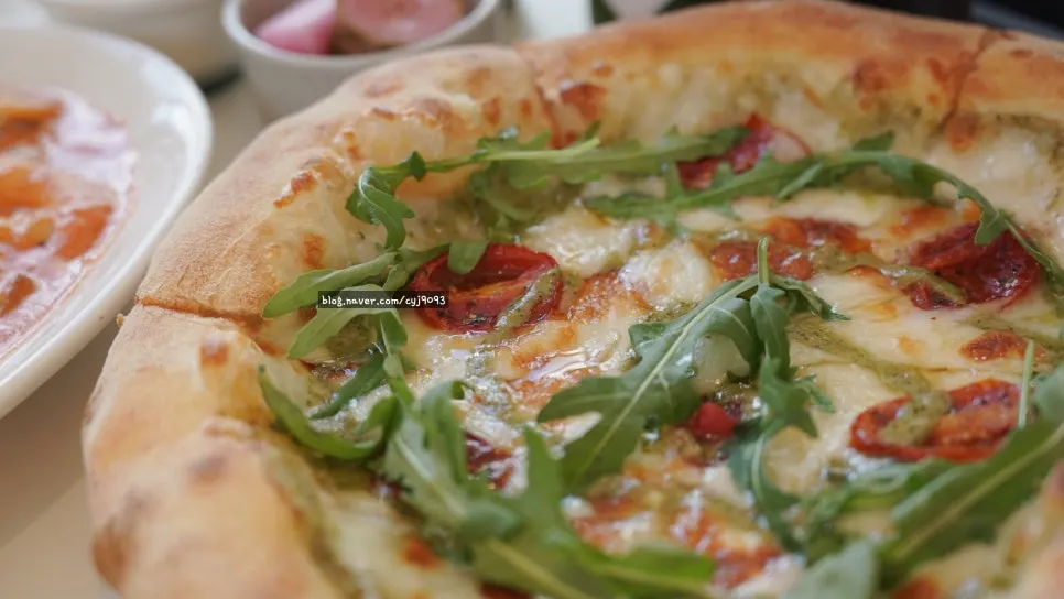 Margherita pizza topped with arugula