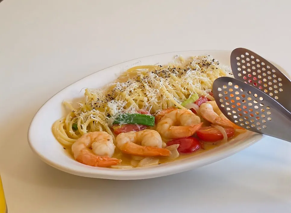 Drinks and shrimp anchovy oil pasta served first