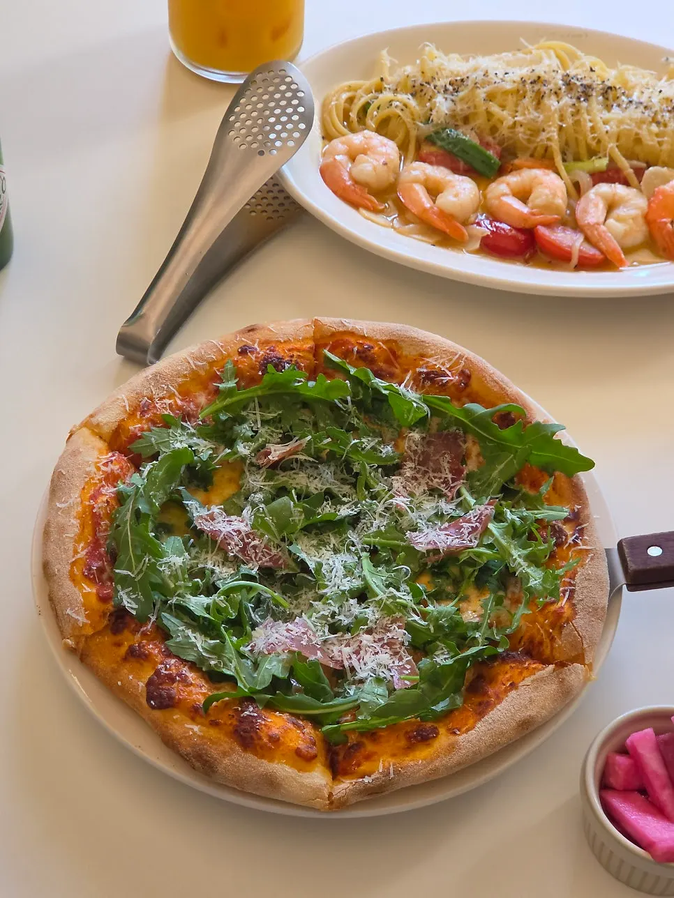 Full view of the arugula prosciutto pizza