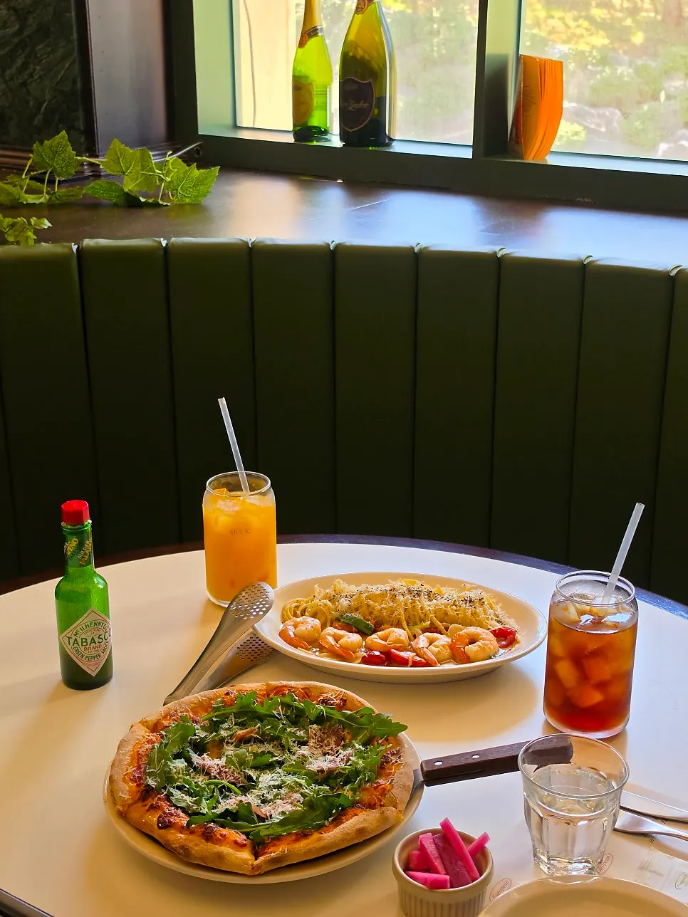 Thin crust pizza topped with prosciutto and arugula