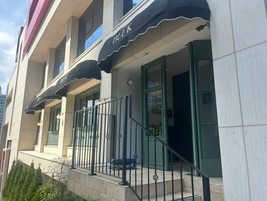 Direction toward the entrance of Bueokgan Haeundae Branch on the right side of the building