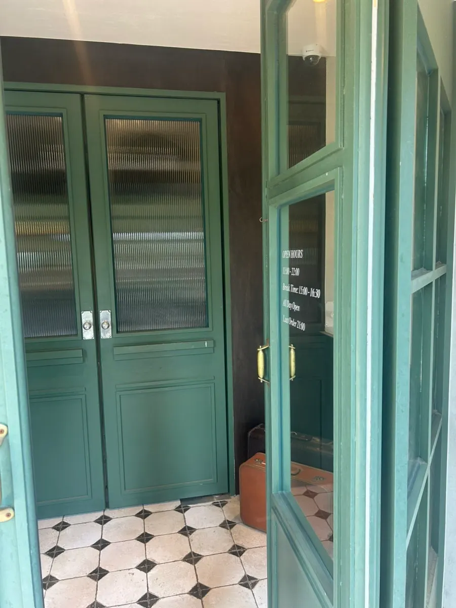 The green entrance door of Bueokgan Haeundae Branch
