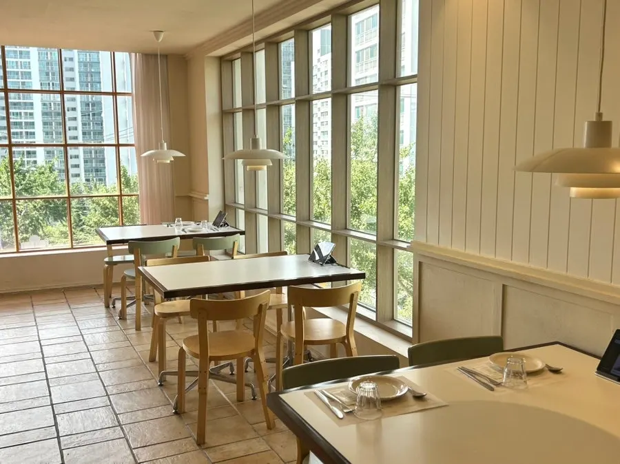 Table arrangement suited for gatherings at Bueokgan Haeundae Branch