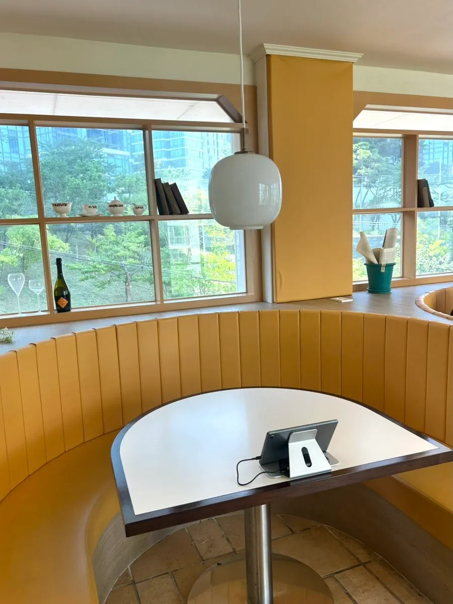 Seating suited for family meals at Bueokgan Haeundae Branch