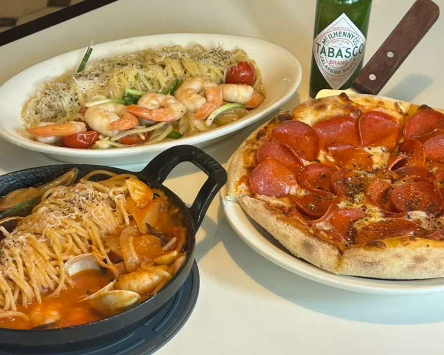 A spread of oil pasta, hot-pot pasta, and pepperoni pizza