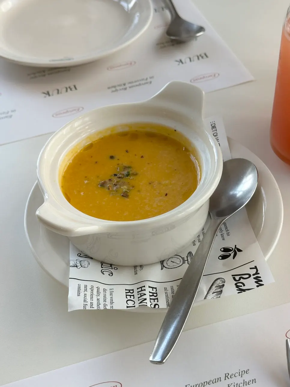 치즈와 방울토마토 올린 시저 샐러드