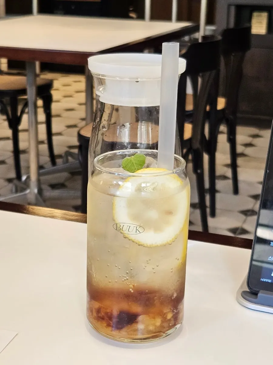 그린 홍합과 새우가 든 해산물 토마토 뚝배기 파스타