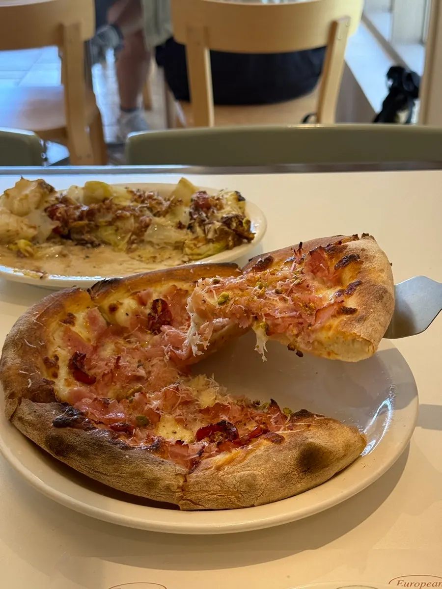 Jambon pizza topped with honey and crushed pistachio