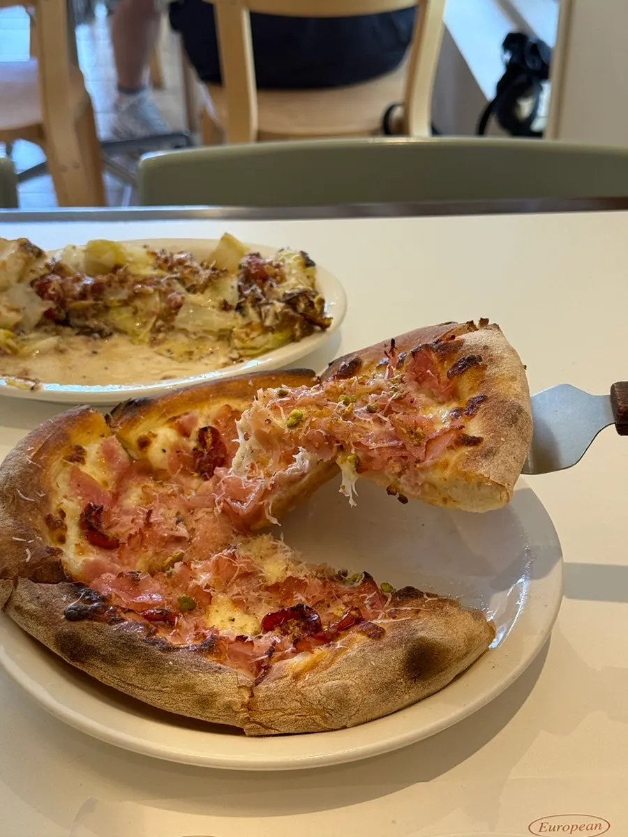 Cross-section of a slice of jambon pizza