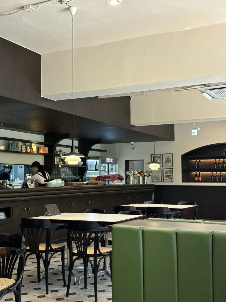 The spacious, pleasant dining hall at Bueokgan Haeundae Branch