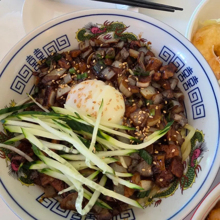 Seafood jjamppong broth and ingredients