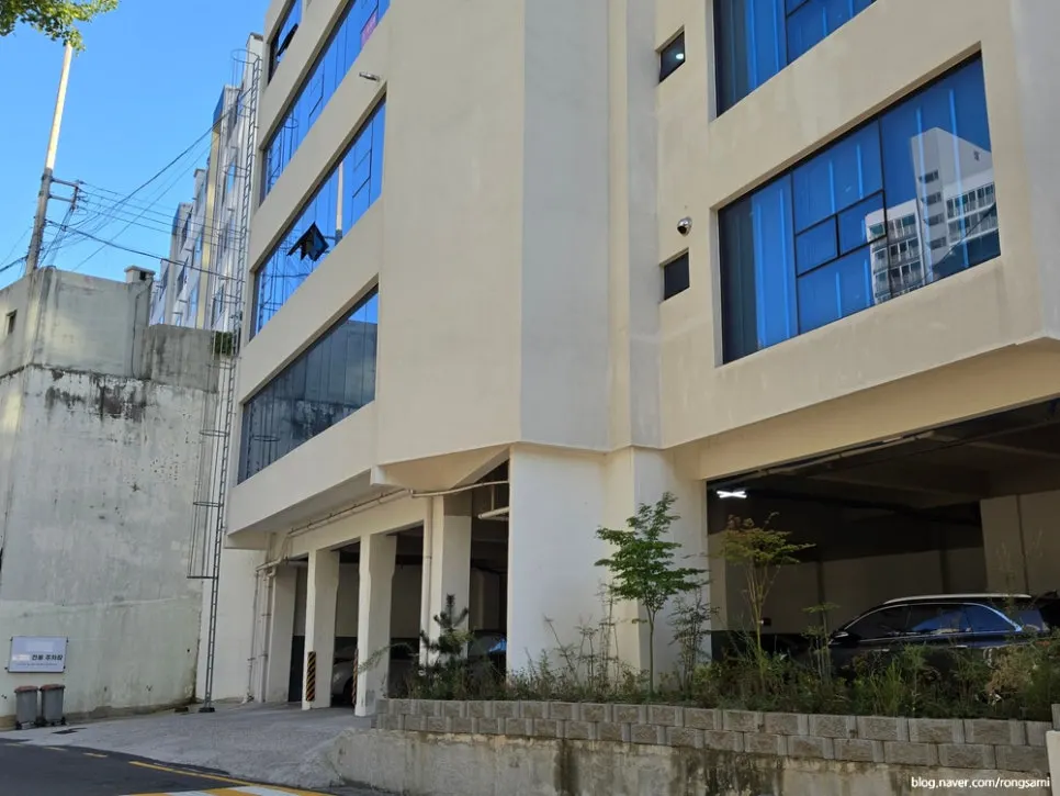 Road and parking area around the Bueokgan Chinese building