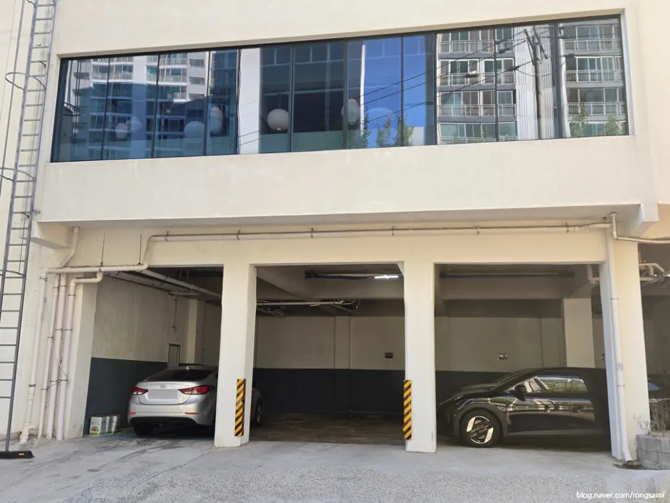 Underground parking lot inside the Bueokgan Chinese building