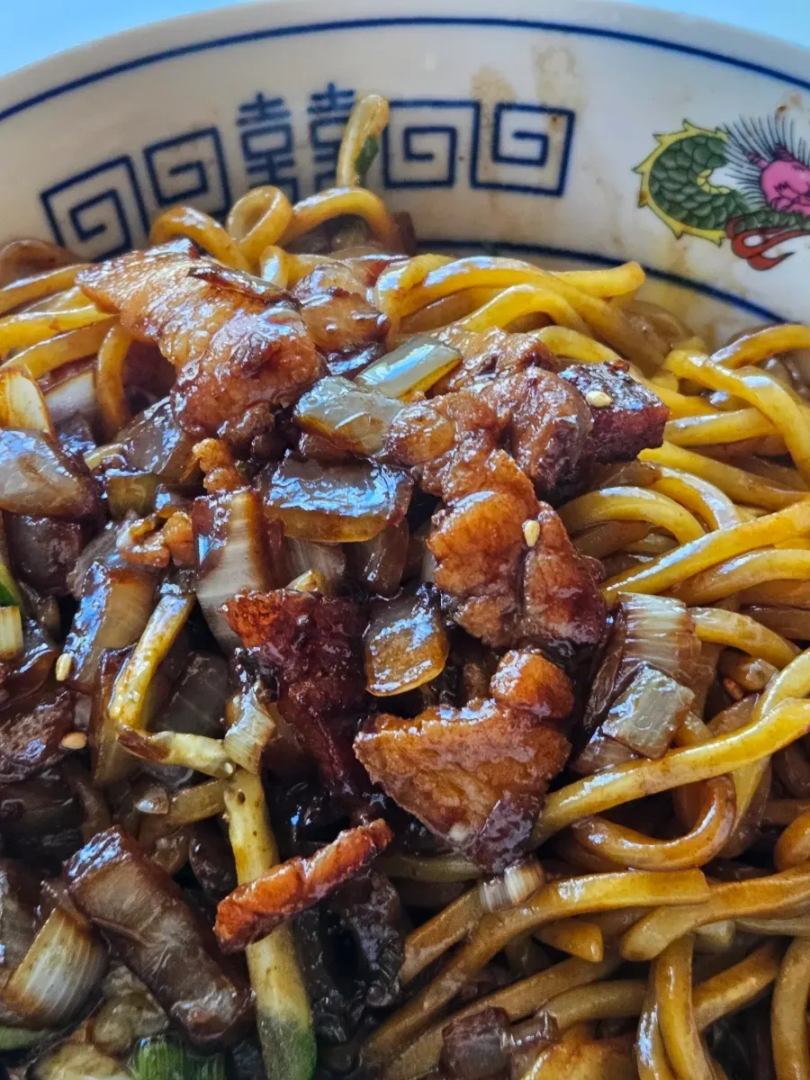 테이블에 차려진 부엌간 차이니즈 중식 요리
