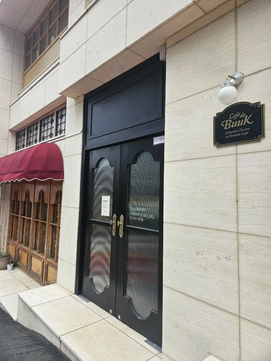 카페를 지나 이어지는 매장 입구 쪽 모습