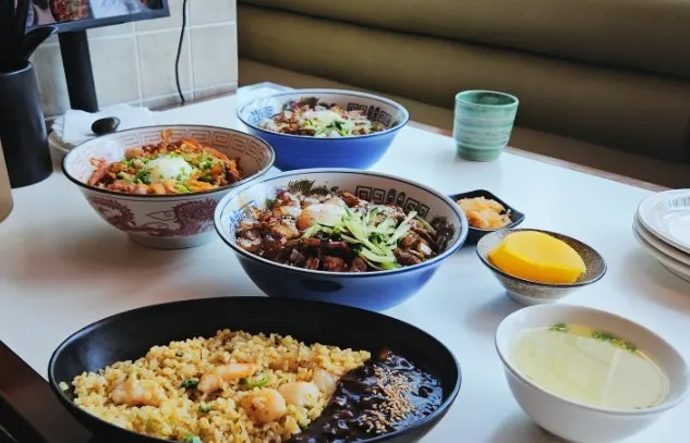 테이블에 차려진 이날 주문한 중식 메뉴
