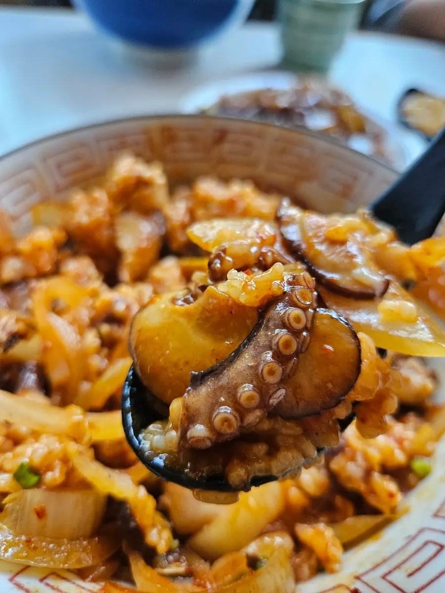 수란낙지중화덮밥 한 그릇 클로즈업
