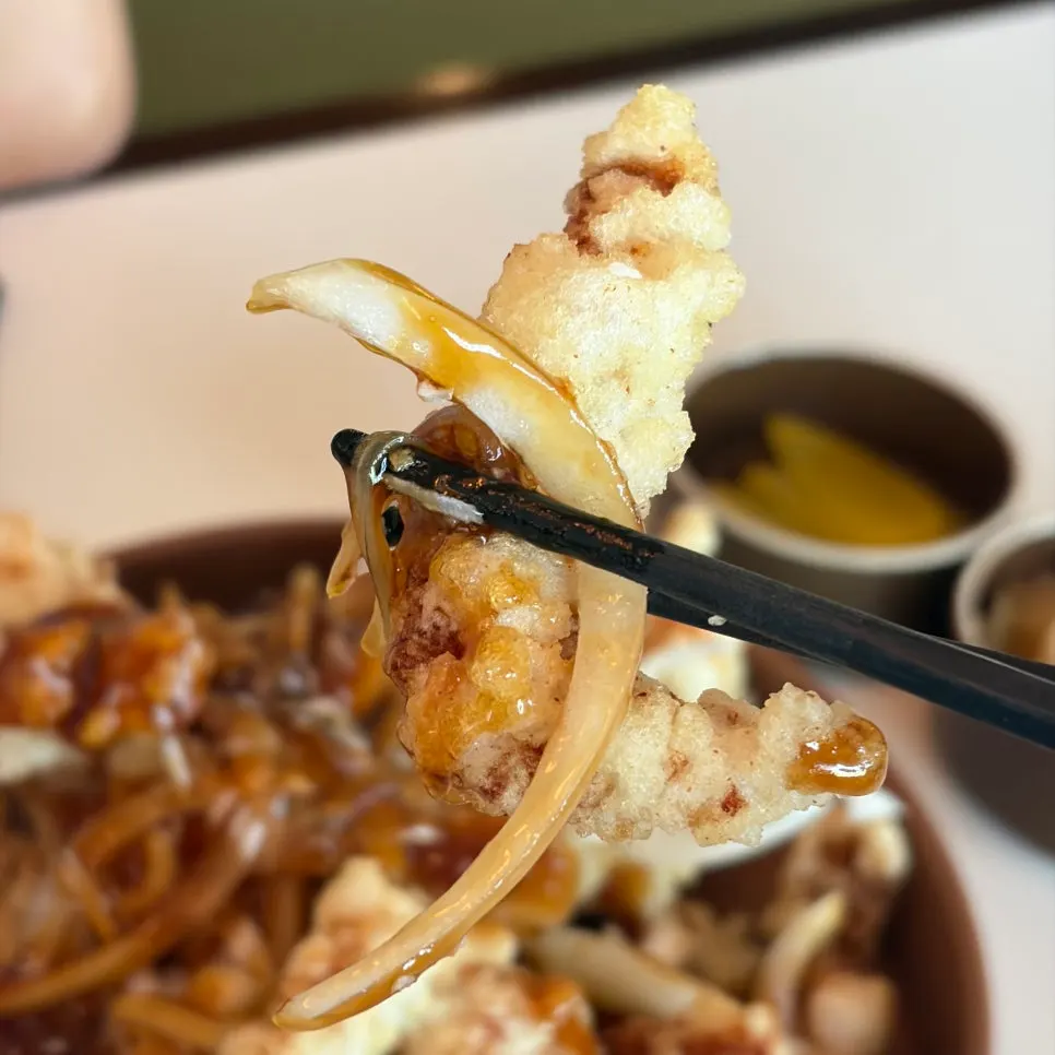 Black vinegar sauce served with raw onion