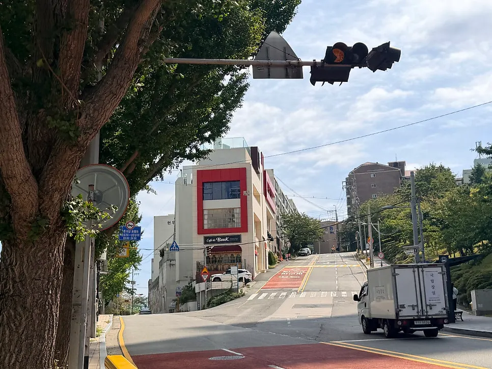 Exterior of Bueokgan Chinese Haeundae Branch on the Dalmaji-gil hillside
