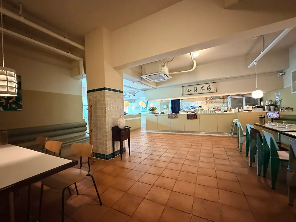 Quiet restaurant hall right after opening