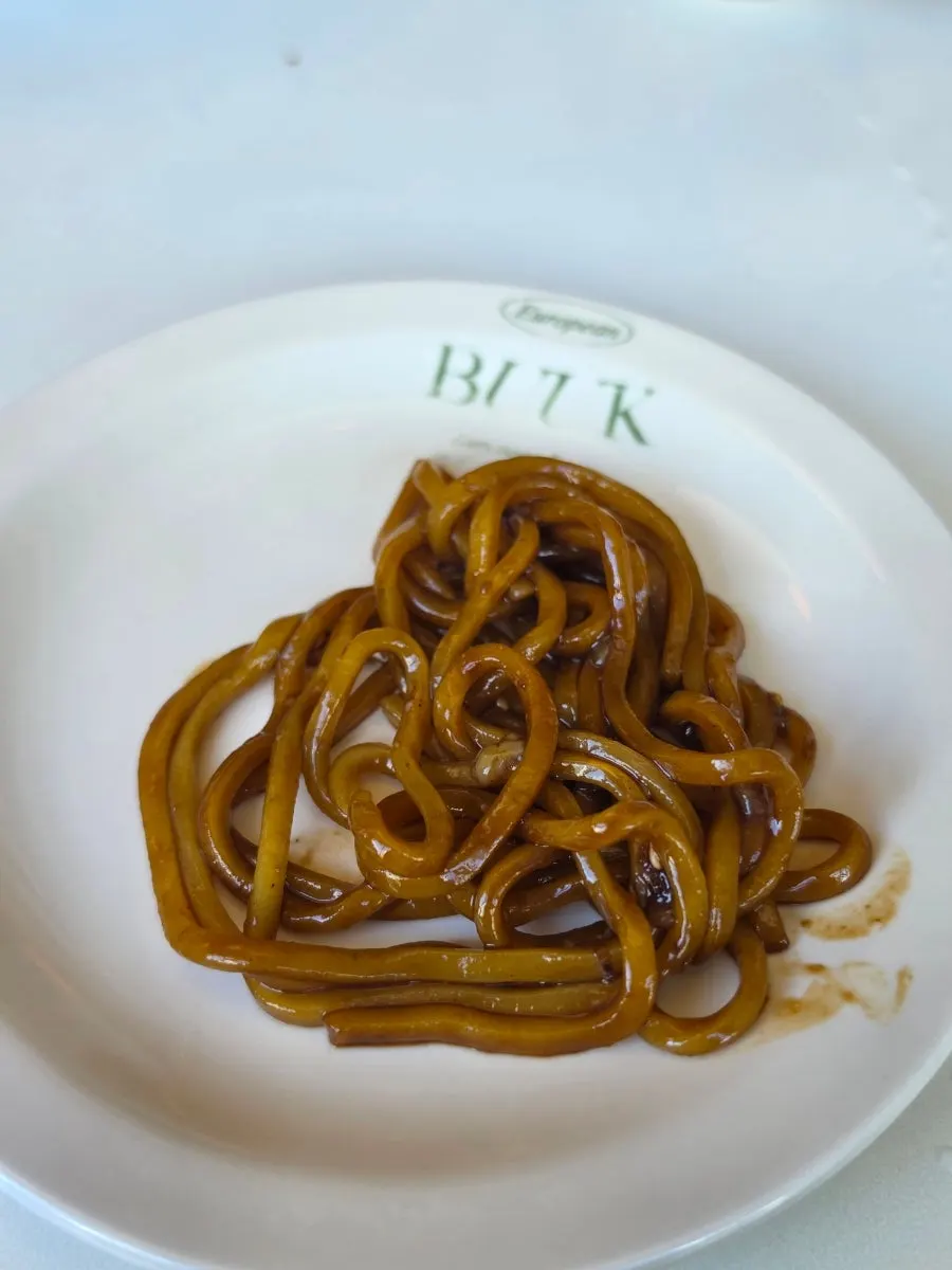 우동면처럼 도톰한 간짜장 면발