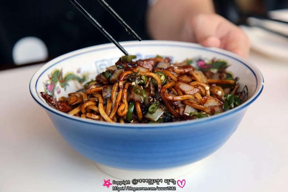 Chili jjajangmyeon and jjamppong spread at Bueokgan Chinese Haeundae Branch