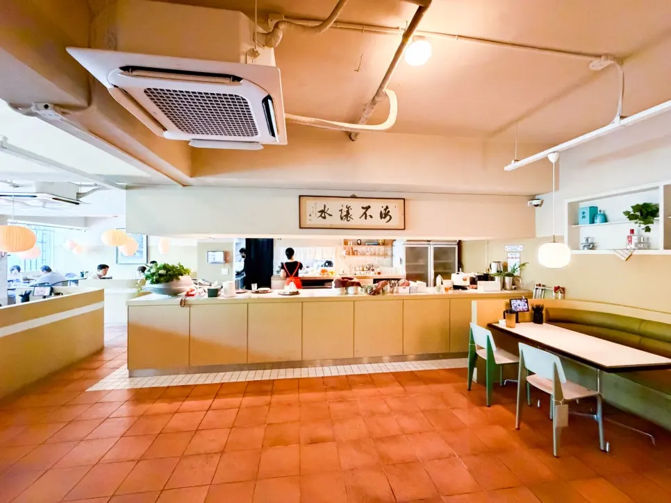 Modern interior of the Chinese restaurant