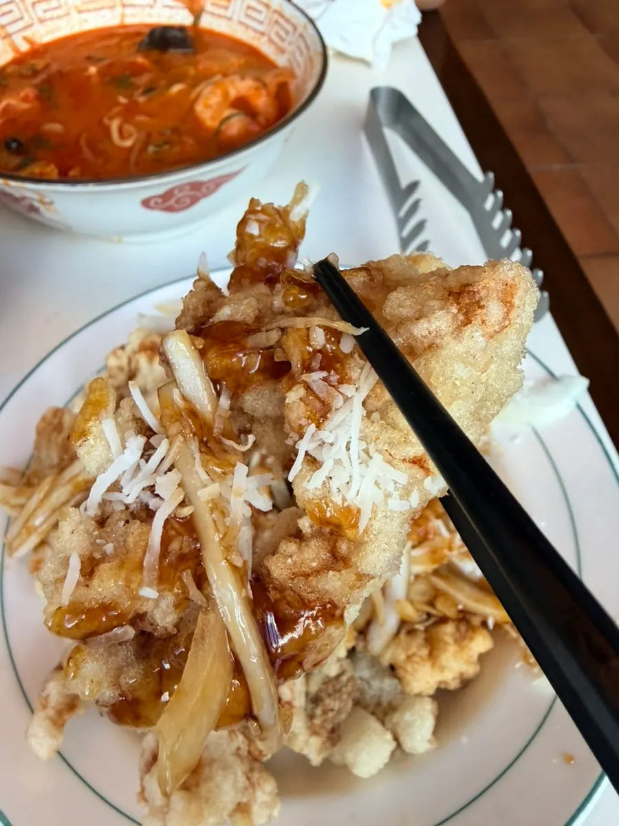 거의 다 비운 흑초 탕수육 접시