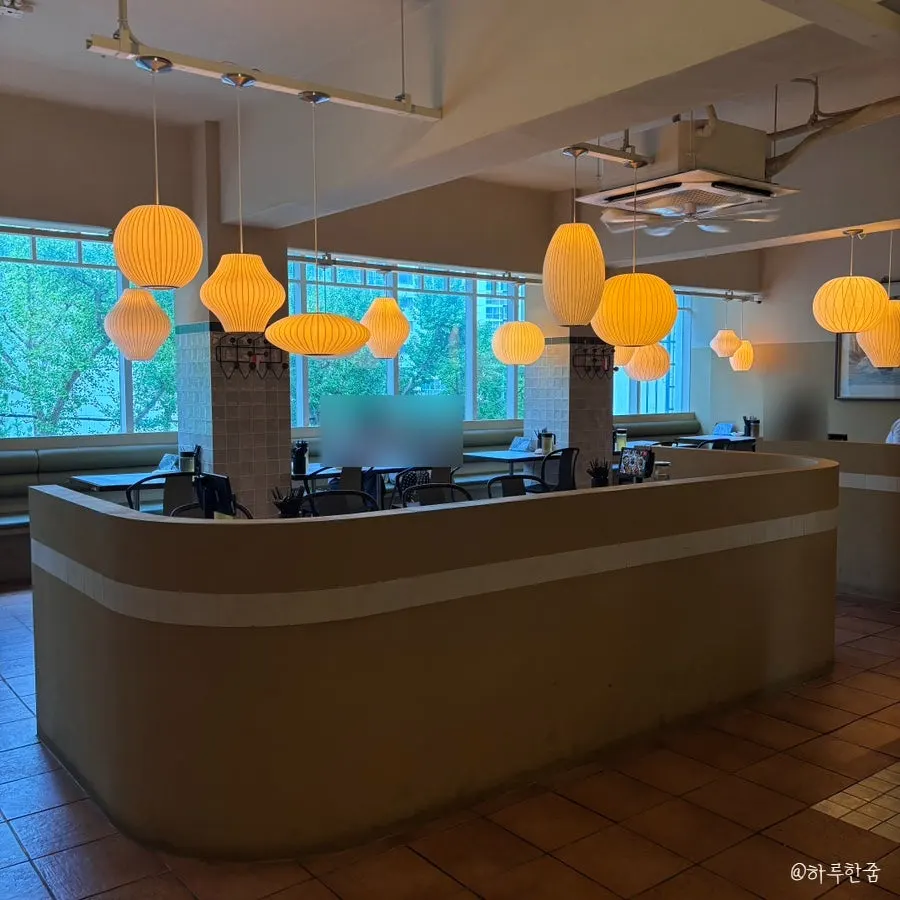 Interior of a Haeundae Chinese restaurant with widely spaced seating