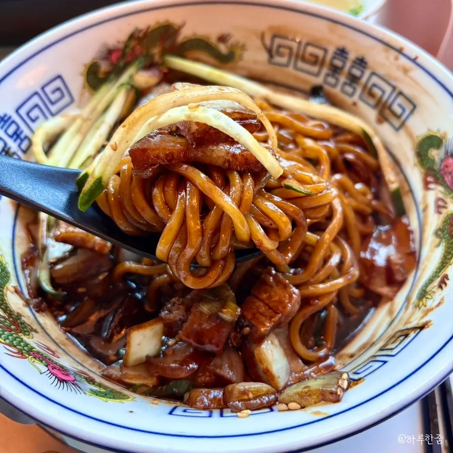 Bueokgan Chinese's popular poached-egg pork belly jjajang
