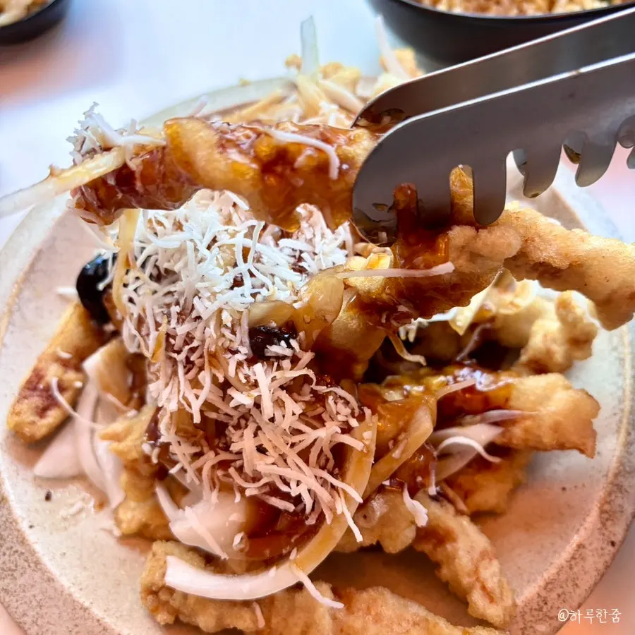 Black vinegar tangsuyuk sauce and fried pieces
