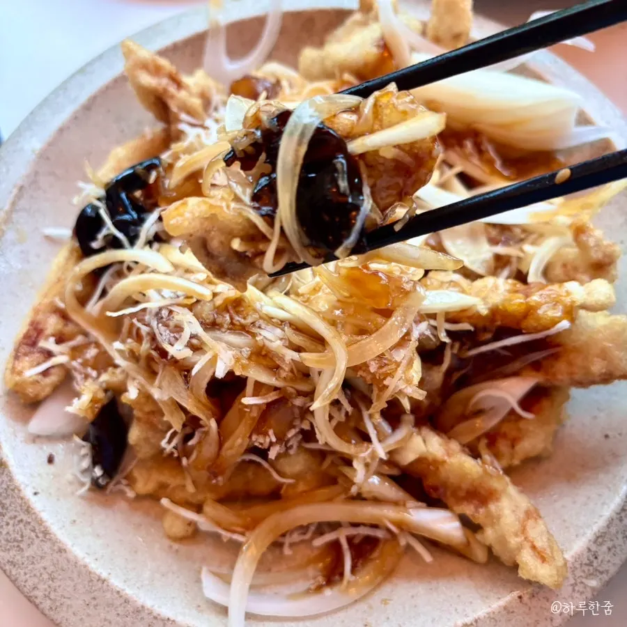 Tangsuyuk served alongside jjajangmyeon and fried rice
