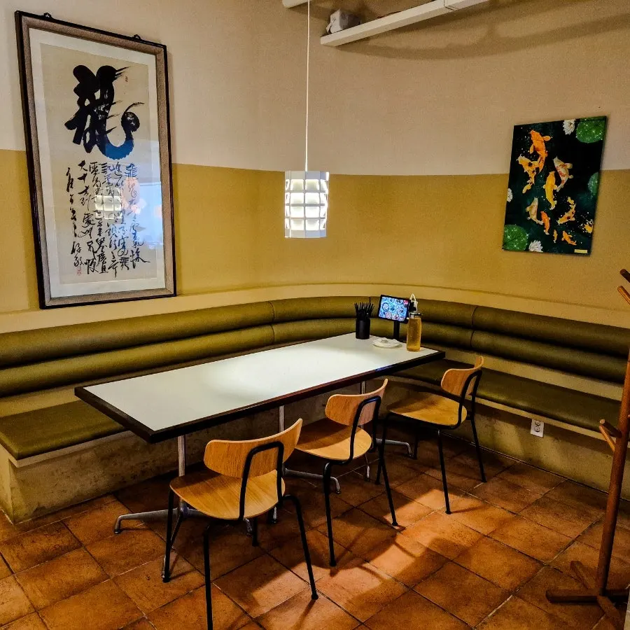 Dining hall at Bueokgan Chinese with European-style decor