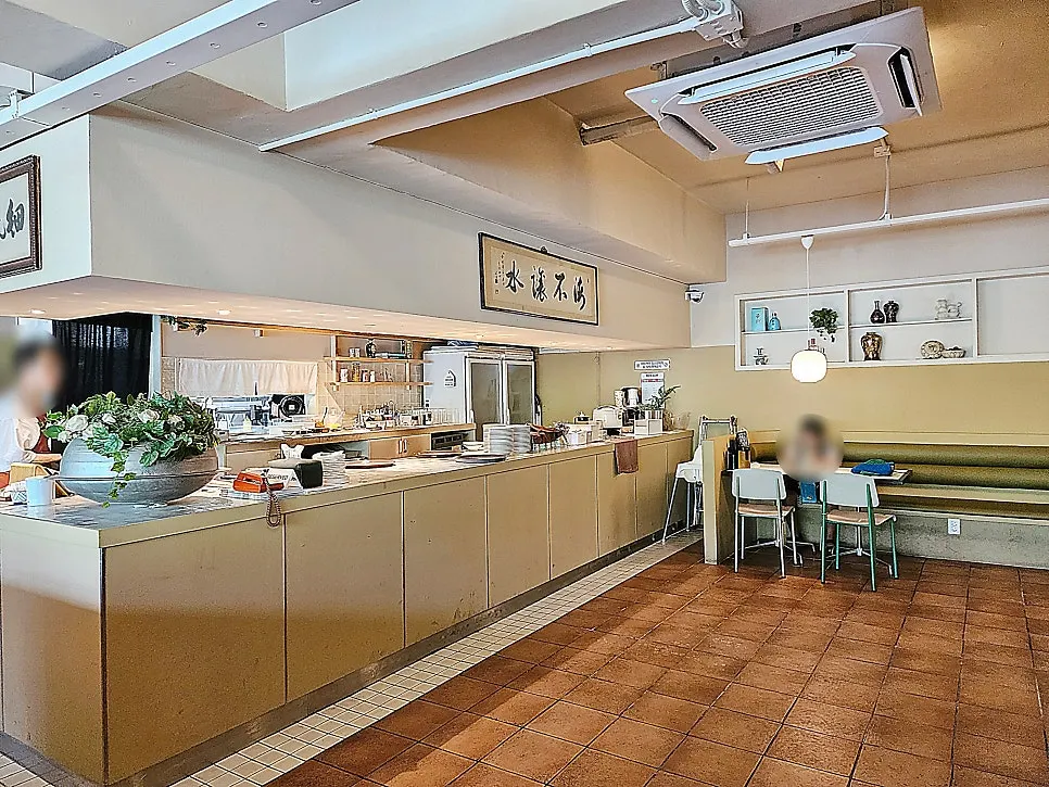 First-floor hall interior blending European and Chinese styles