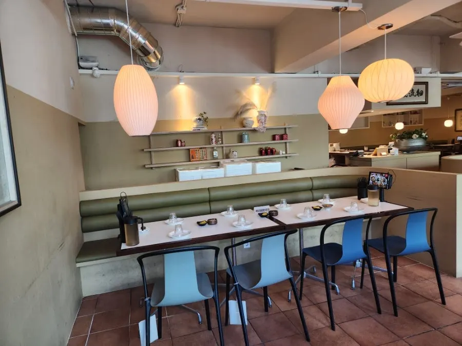 Dining hall seating at Bueokgan Chinese Haeundae Branch