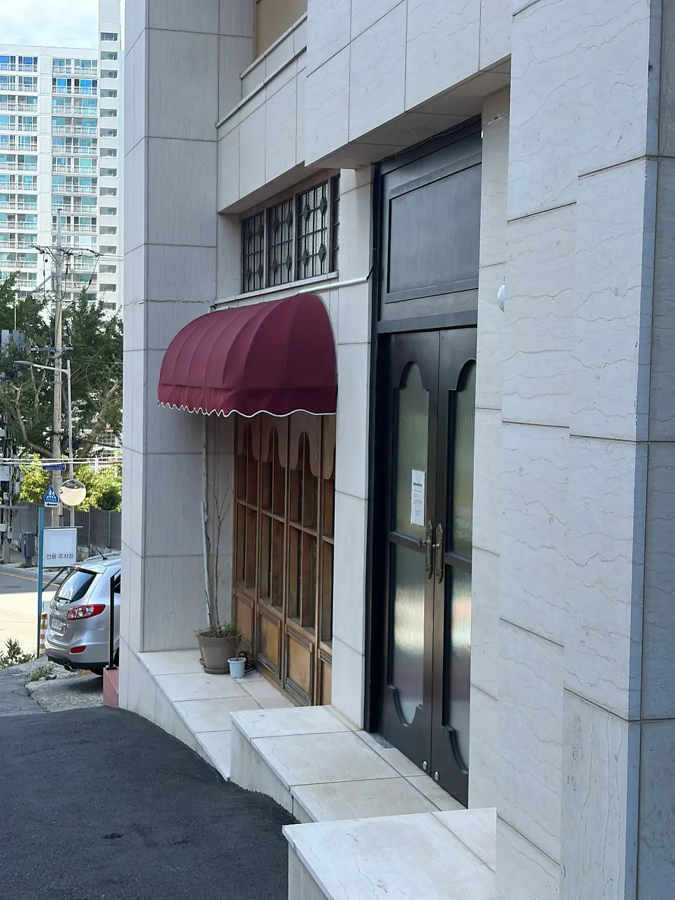 Exterior of Bueokgan Chinese on the 1st floor of a standalone building on Dalmaji-gil