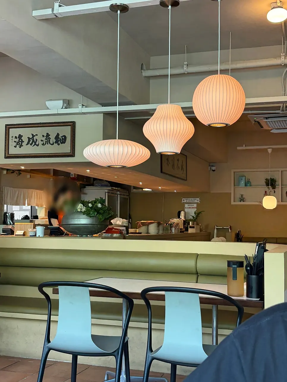 테이블 간격이 넓은 50평 규모 매장 전경