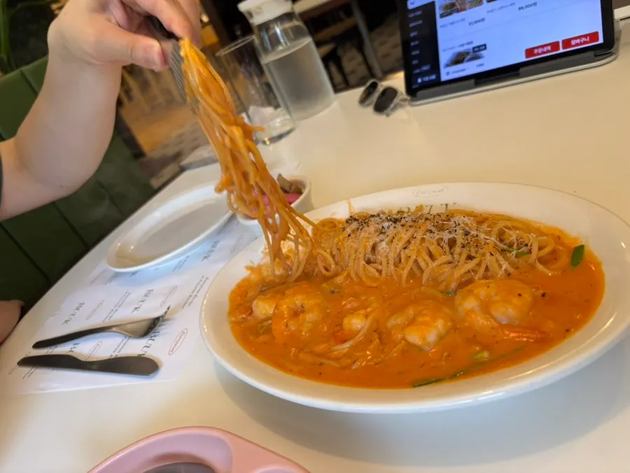 포크에 말아 올린 쉬림프 로제 파스타 면
