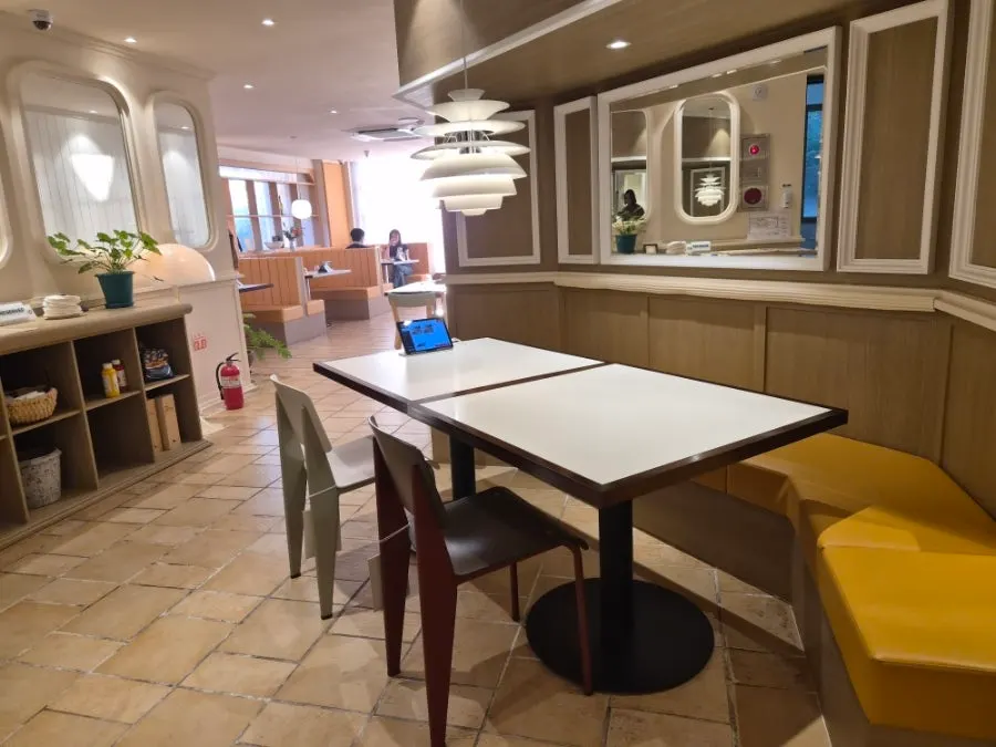 Bueokgan Haeundae Branch hall with generously spaced tables