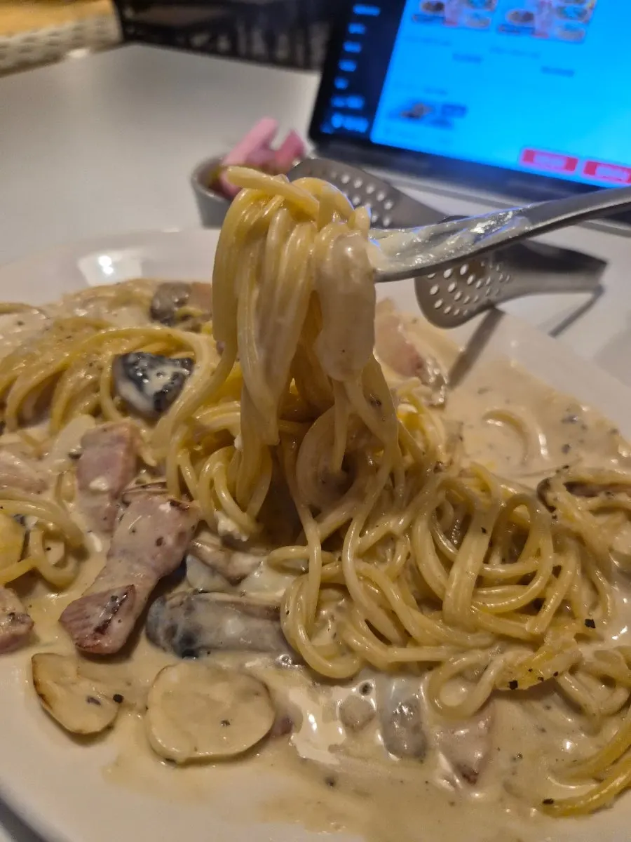 Carbonara with bacon and button mushrooms