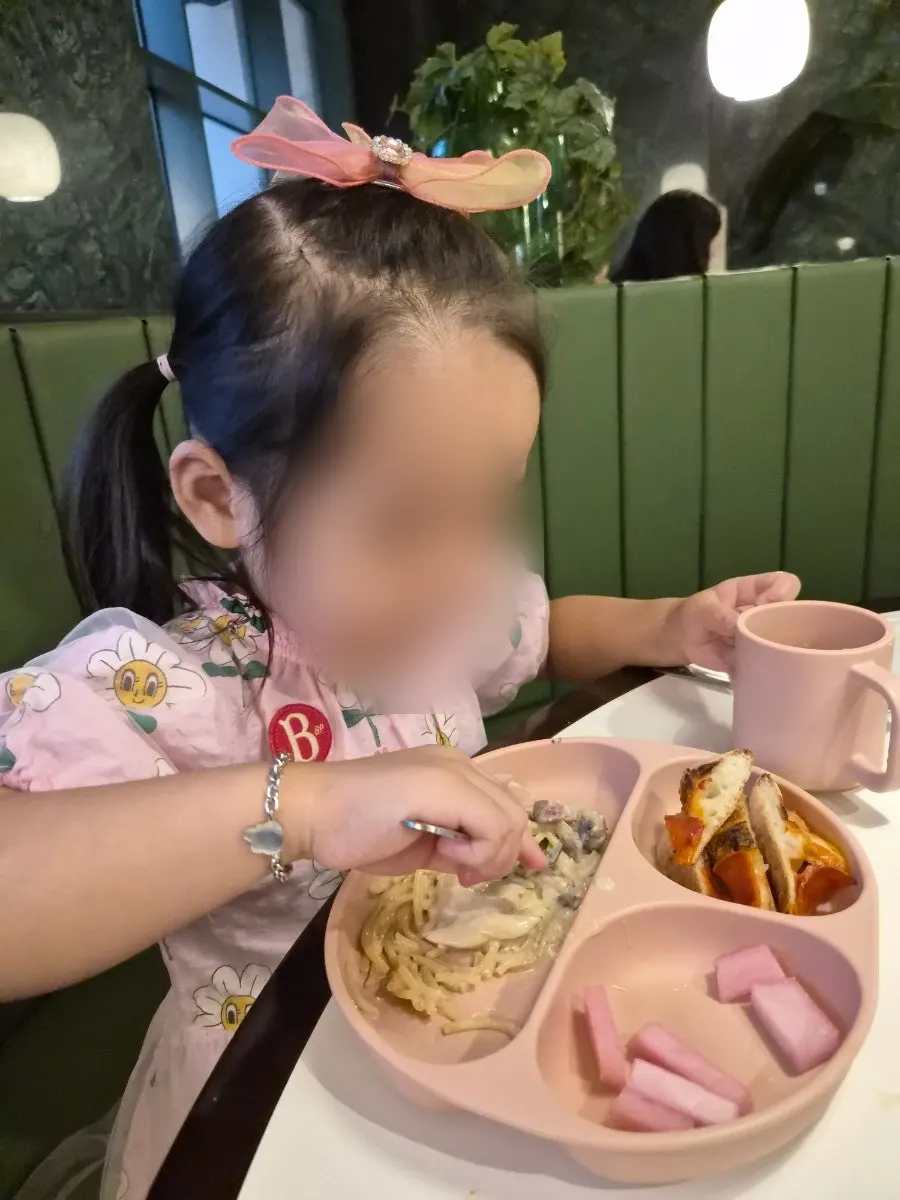 Family meal alternating between pasta and pizza